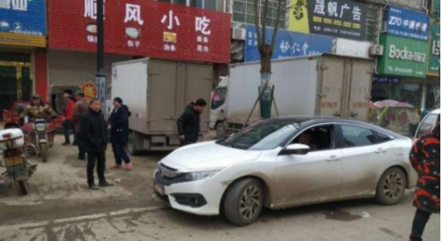 你赔我一颗糖吧是什么梗?车被刮蹭了却只赔了一颗糖?
