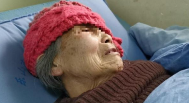 的哥撞老太丢野外怎么回事?只因司机怀疑老太在碰瓷
