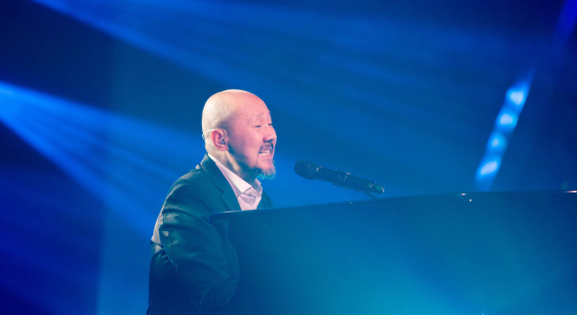 腾格尔元宵假唱,老艺术家挑战流行歌曲让人惊喜