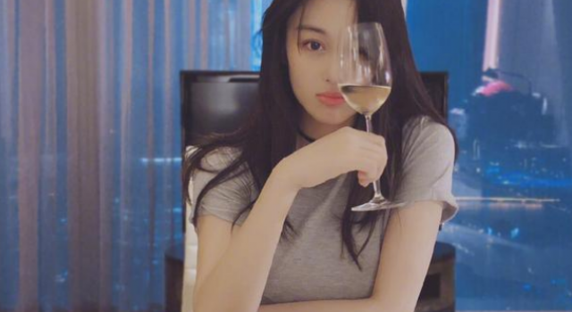 张馨予方回应产女 张馨予升级当妈 与老公出行身材苗条