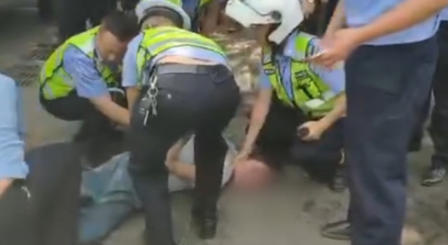 男子持刀抢警车 确定这不是自己“送货上门”吗?