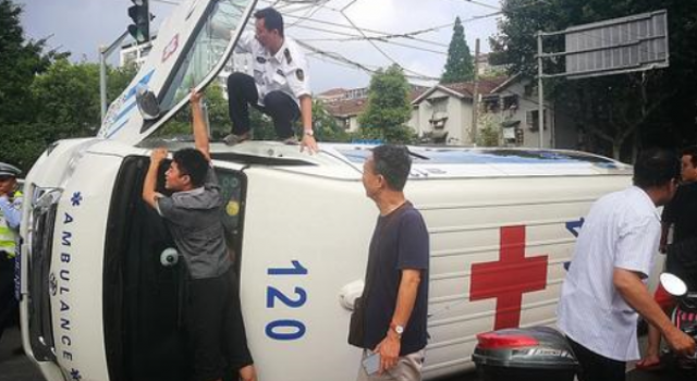 凯迪拉克撞救护车 什么情况 为什么会撞到救护车