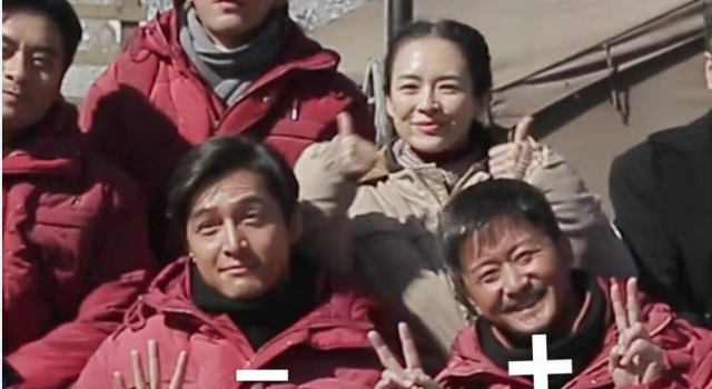 吴京胡歌合影做数学题 每次合影都要这么有梗吗
