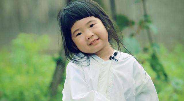 曹格女儿长大了 丑萌姐姐大转变 小脸尖尖露笑颜