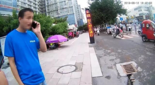 无证驾驶遇交警装聋哑人 戏精上身演了半天后手机响了