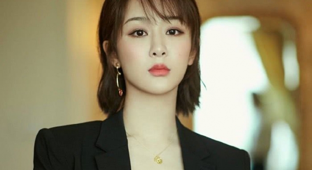 杨紫总裁造型曝光 引网友吐槽 太可爱扛不起总裁风