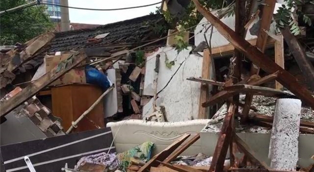 南京一平房爆燃 致使6人受伤 有目击者看到房顶掀翻