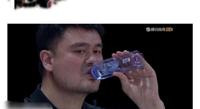 姚明也算是巴掌脸吧 矿泉水变口服液 网友:脸真不算大