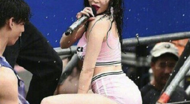 泫雅舞台上掀裙子上热搜 淡定露底裤 网友:性感不是骚