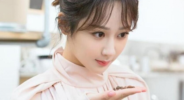 杨紫原名杨旎奥 一个字表达出了杨紫爸爸的立场