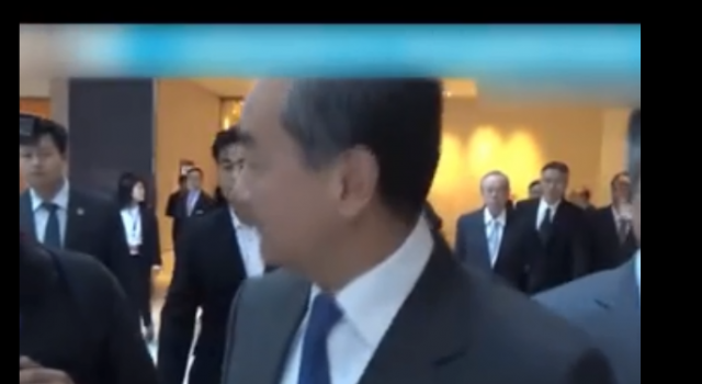 外交部回应美方签署涉港法案 语气到表情都那么到位