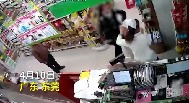 买退烧药拒绝登记地址暴打店员 网友:直接送去坐牢吧