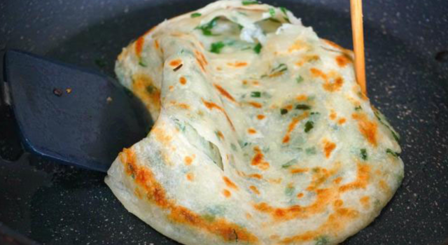 正宗葱花千层饼的做法 外酥里软 孩子抢着吃