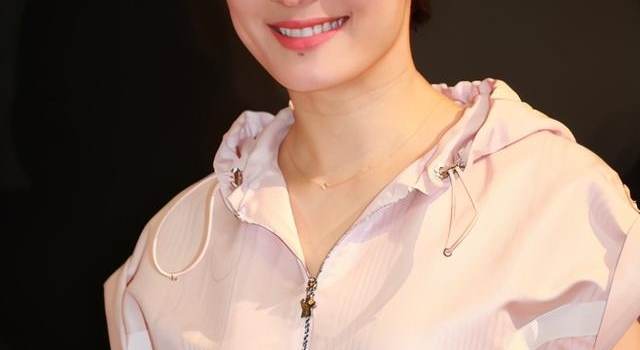 孙俪带女儿练瑜伽,女儿练得有模有样,健身真应该从娃娃抓起