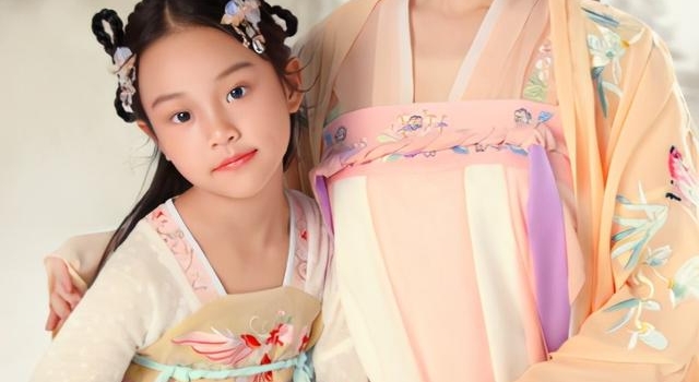 李小璐发新歌复出当爱豆,穿性感吊带热舞却被嘲,拍摄场景太廉价