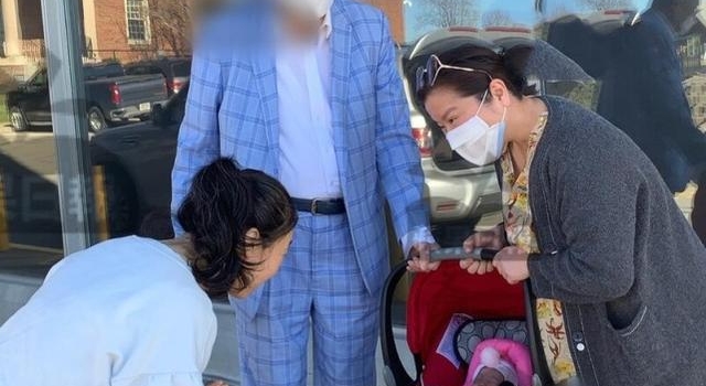 81岁刘诗昆与妻子高龄诞女,努力学带娃,孩子正面曝光健康漂亮