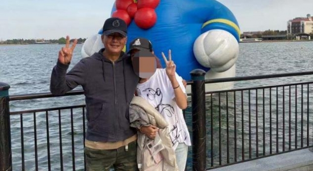 高曙光罕晒娃,和儿子同框似翻版,调侃小16岁富商娇妻玩太嗨?