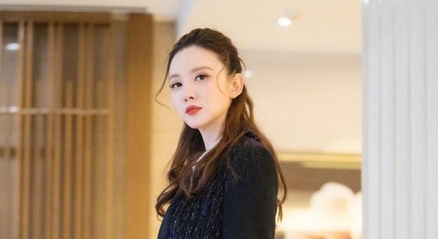 张萌晒出奢华别墅,老公设计爱心电影房,生活中却收纸箱卖钱