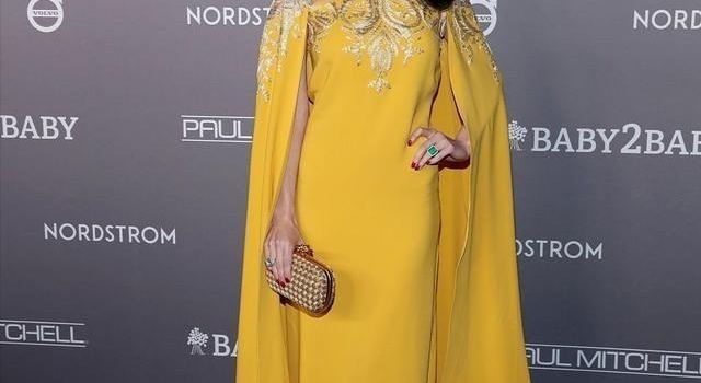 51岁邓文迪真妖艳,穿黄色长裙异域风满满,浓妆艳抹很有女王范