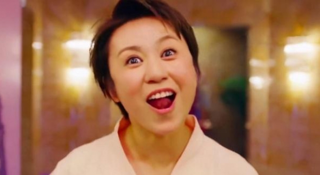 38岁马丽真人生赢家,背香奈儿牵小11岁老公,同穿黑色撒狗粮