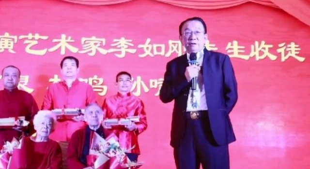 侯耀华现身遭台下观众哄笑?自称师父要有师父样,却被黑历史打脸