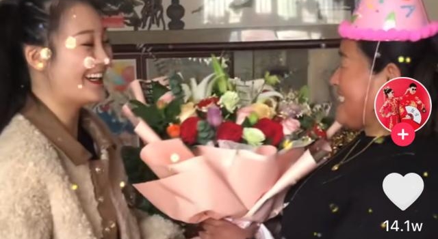 大衣哥儿媳为婆婆庆生,名牌腰带加大钻戒,将婆婆家衬托得太寒酸