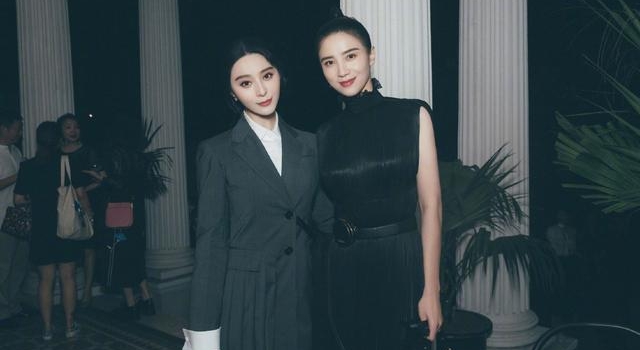 39岁范冰冰走机场真洋气,穿大衣老爹鞋练手,戴钻石口罩太晃眼