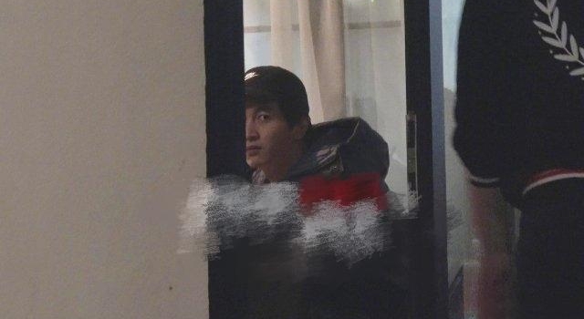 陈晓凌晨酗酒醉如烂泥,被朋友架着送回家,公共场合抽烟引热议