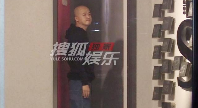 38岁贾玲又胖了?与包贝尔相聚,体型是其两倍,正脸照撞脸刘欢