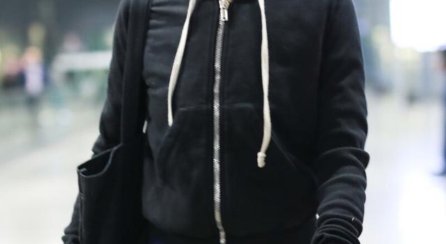 马伊琍一身黑裙低调现身,搭配棒球帽有种随性美