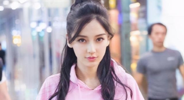 靠杨颖大火一把,却在节目中对鹿晗黑脸,如今节目结束人气也结束