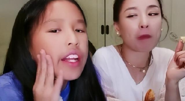 最美星二代:邱淑贞女儿沈月长相偏港风,翁虹女儿长相酷似阿娇