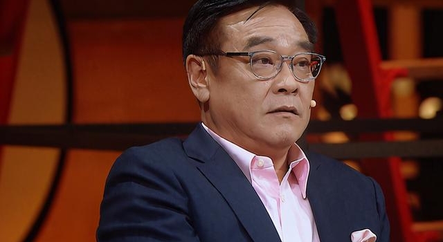 温峥嵘被尔冬升在台上训哭,镜头下一秒拍到马苏表情,真实而讽刺