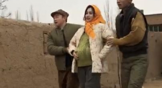 baby穿花袄子挺大肚扮孕妇,穿着土气接地气,却难掩超高颜值
