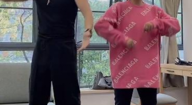 小李琳与经超跳舞,夫妻俩默契十足身高差萌,网友:经超舞姿妖娆