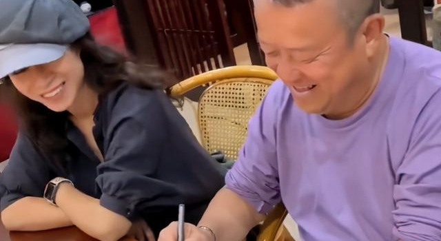 67岁曾志伟现身存茶,美女作陪谈笑风生,下坡要人搀扶险站不稳