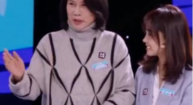 董明珠与央视记者王冰冰同框,金镯子抢眼,30岁冰冰嫩过高中生