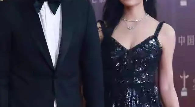陈妍希陈晓夫妻同框,穿印花吊带裙秀丰腴之美,主动牵手好有爱