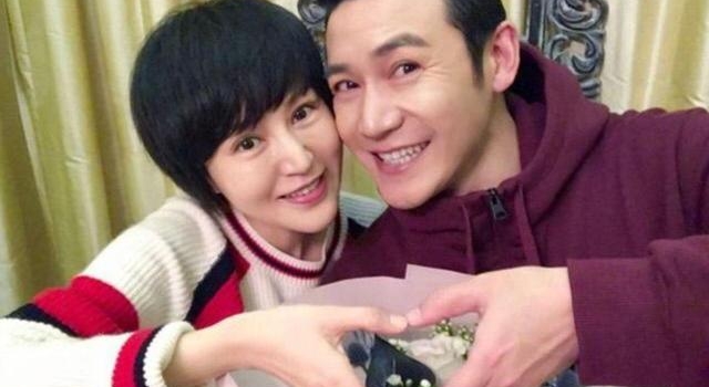 花了21年的时间,才让丈夫出名现在她穿着婚纱看起来美极了