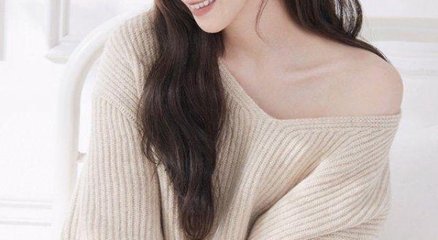 30岁的少女!林允儿《嘉人》画报公开,大秀香肩、清纯美貌