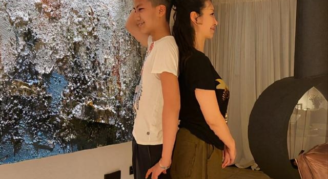 胡军儿子康康,12岁身高超过妈妈:为什么星二代都长得这么高?