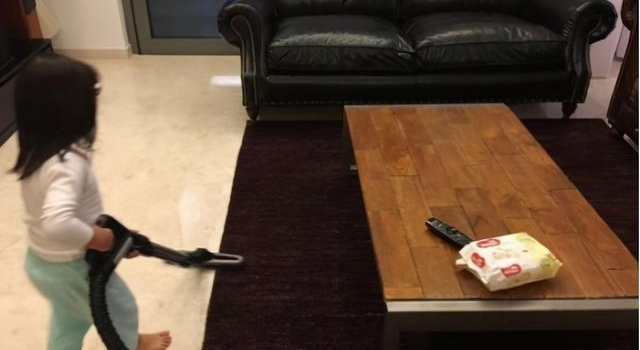 带你参观蔡少芬住的豪宅,孩子们都在地上玩,家里干净得像样板房