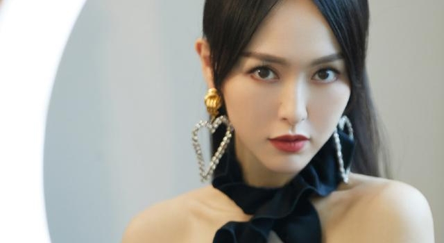 唐嫣新造型太美!经典黑白配色诠释简约高级感,大秀香肩太迷人