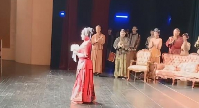 刘晓庆再演小40岁角色获追捧!一身红衣婀娜,为答谢观众跪地