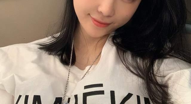 宣云晒沙发慵懒自拍照,五官精致气质佳,老公潘玮柏点赞回应