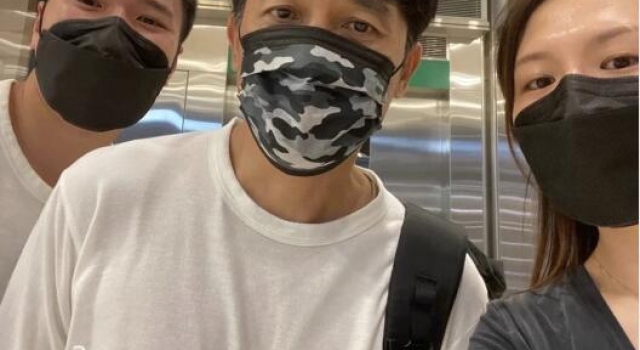 网友逛街偶遇58岁梁朝伟,昔日男神头发花白,难掩岁月痕迹