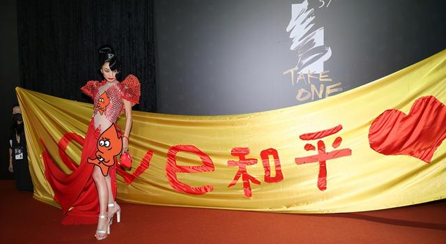 59岁白灵红毯造型大胆,浑身上下就两块布,亲手缝礼服从腰开叉