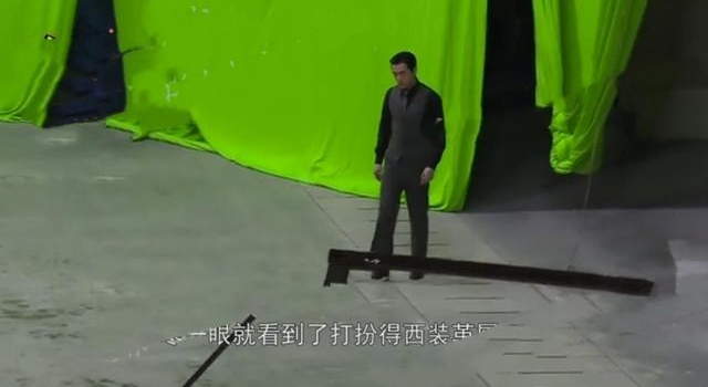 38岁胡歌片场路透照曝光,罕见露面身材大变,贴身马甲很紧绷