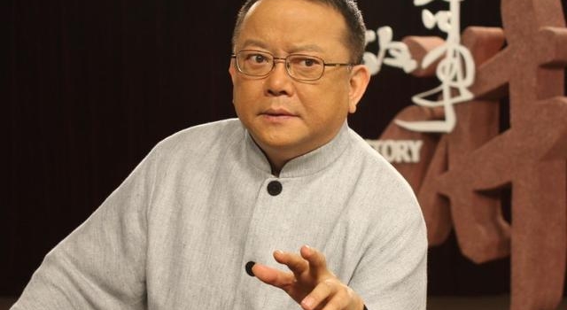 王刚10亿身价假的?四合院都是租的,网友:你家里的古董?