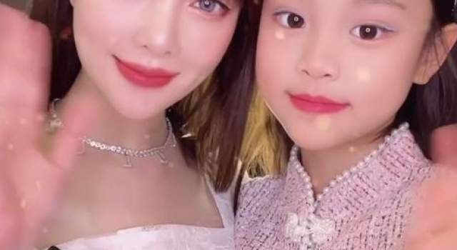 李小璐与女儿床上打架,母女互踢扭成一团,卡通睡衣少女范十足